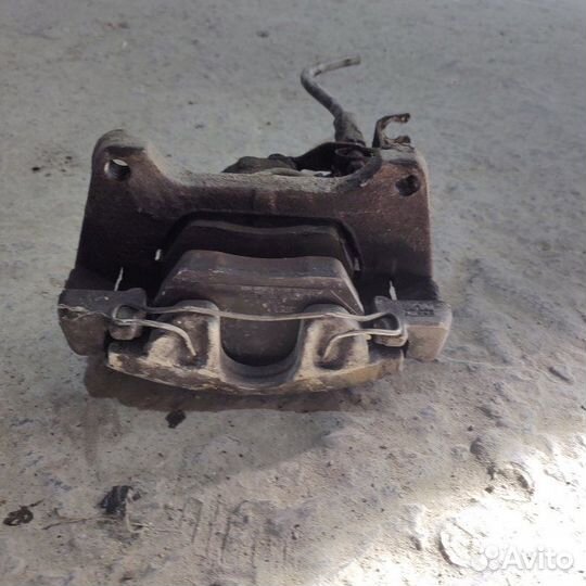 Суппорт тормозной передний левый Audi A6 BDW 2004