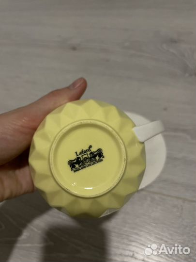 Фарфоровая чашка с блюдцем