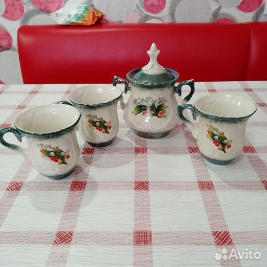 Сахарница и чашки