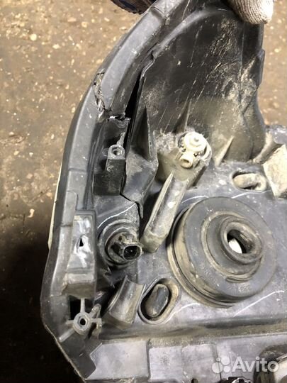 Передняя левая фара Nissan Tiida 1