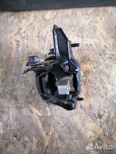 Подушка двигателя Volkswagen Polo V