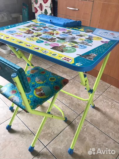Детский письменный стол и стул