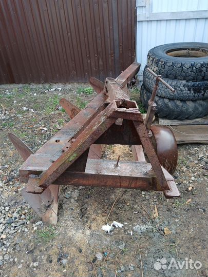 Плуг трехкорпусный