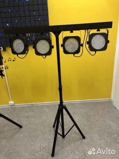 Световое оборудование на стойке