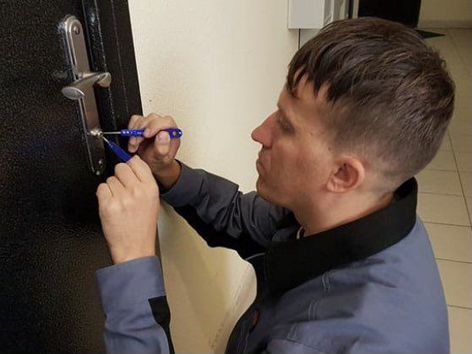 Вскрытие замков дверей. Открыть замок двери с выездом. Замок дверной. Открыть замок двери с выездом. Вскрытие дверного замка.