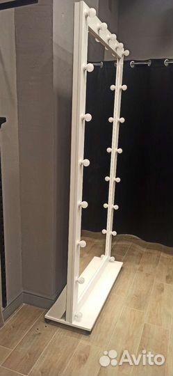 Гримерное зеркало с лампочками