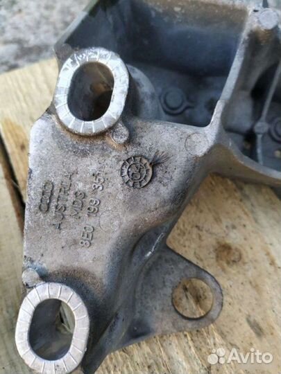 Кронштейн опоры двигателя левый Audi A4 B7