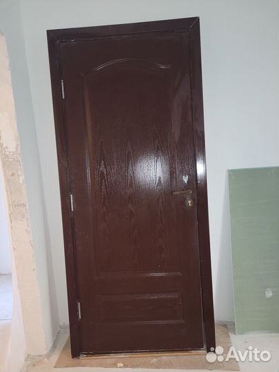 Дверь входная деревянная с коробкой