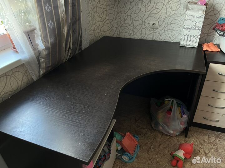 Письменный компьютерный угловой стол