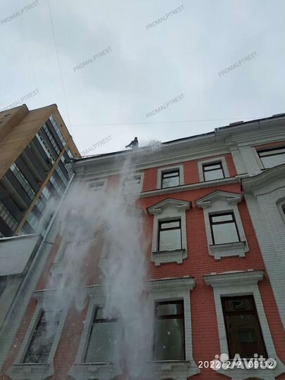 Очистка кровли от снега, уборка крыш, альпинисты