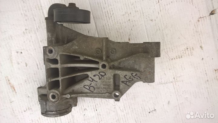 Кронштейн навесного оборудования на VW Пассат В-4