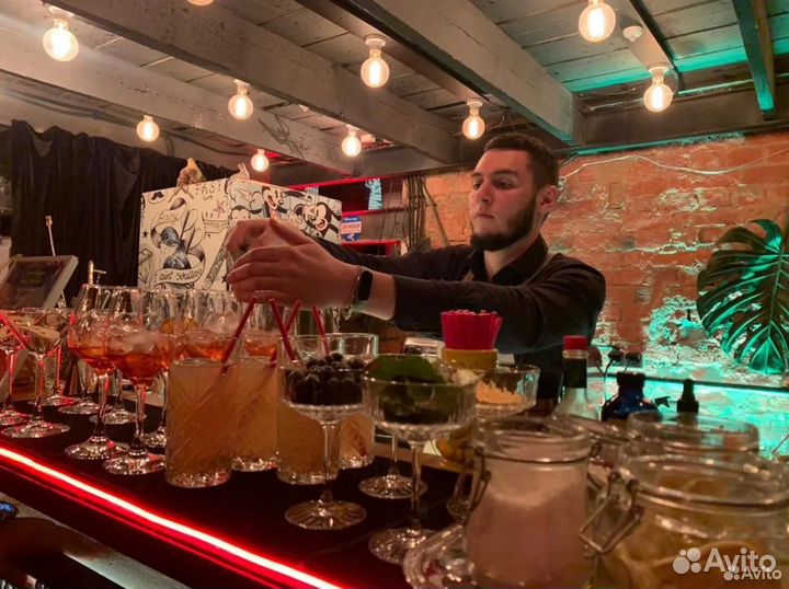 Бармен на мероприятие, пирамида из шампанского