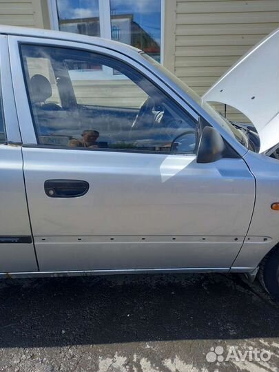 Хендай акцент- стекло передней правой двери