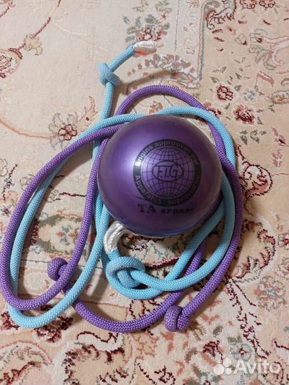 Гимнастическая скакалка и мяч