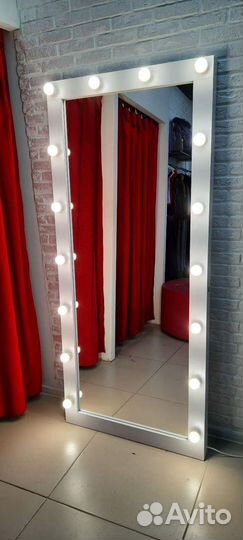 Гримерное зеркало с лампами