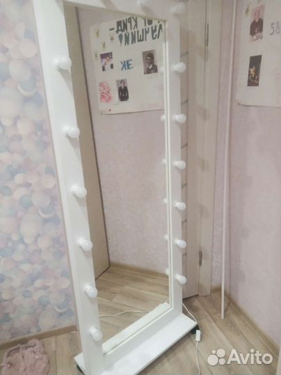 Гримерное зеркало с лампочками