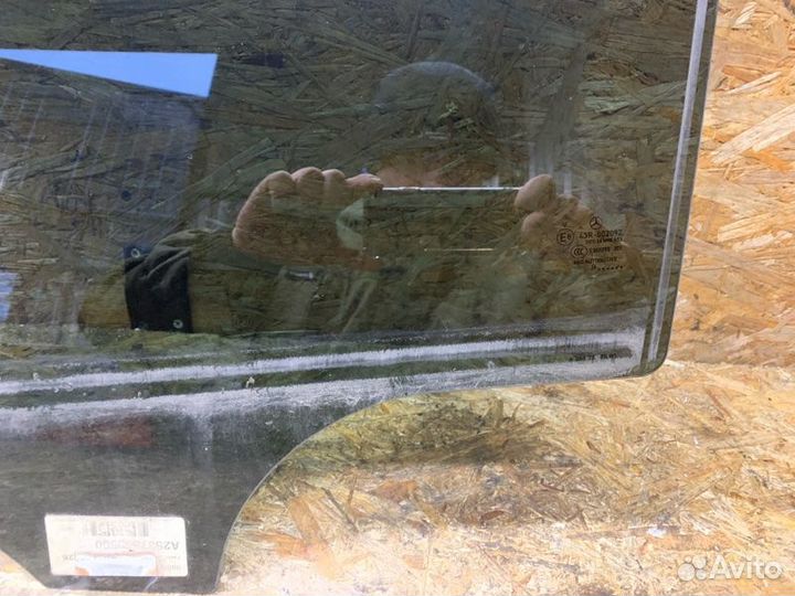 Стекло двери заднее левое Mercedes-Benz Glc-Class