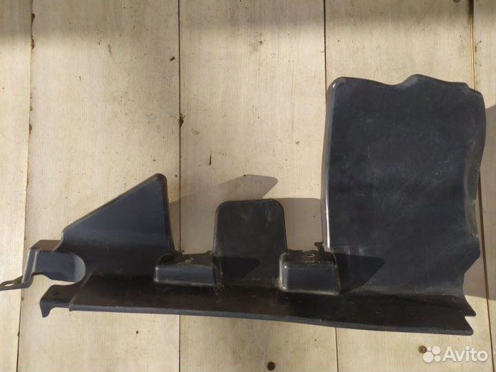 Дефлектор радиатора передний левый Nissan Almera