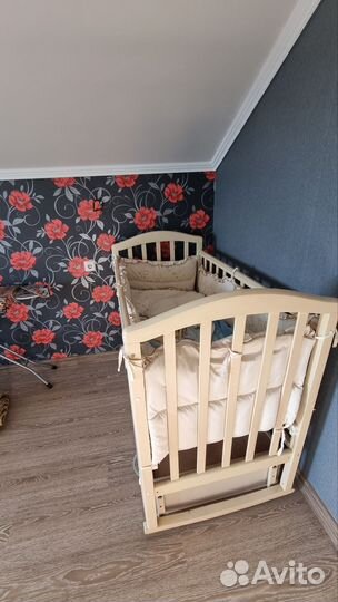 Детская кроватка с маятником и ящиком