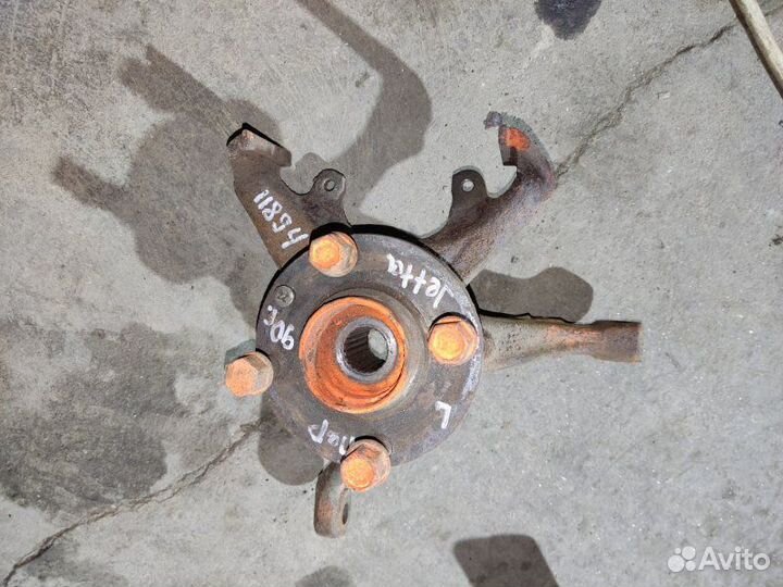 Кулак поворотный левый Volkswagen Golf 2 хетчбек