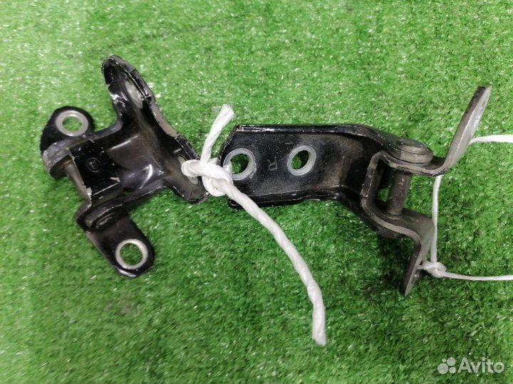 Петля двери задняя правая Toyota Prius NHW20