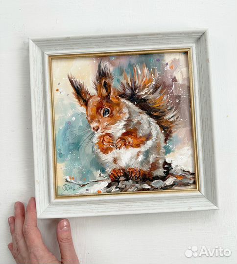 Картина маслом с белочкой в рамке
