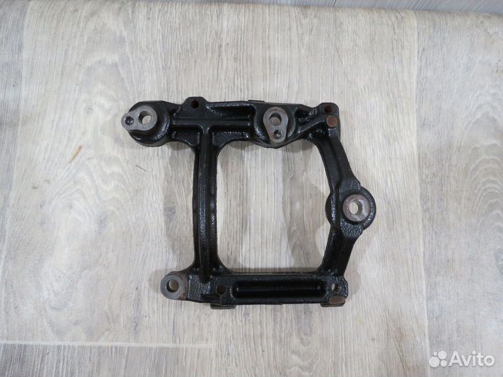 Кронштейн компрессора кондиционера Toyota Camry 70