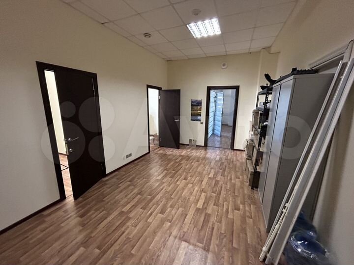 Офис из 5 кабинетов у метро, 106.3 м²