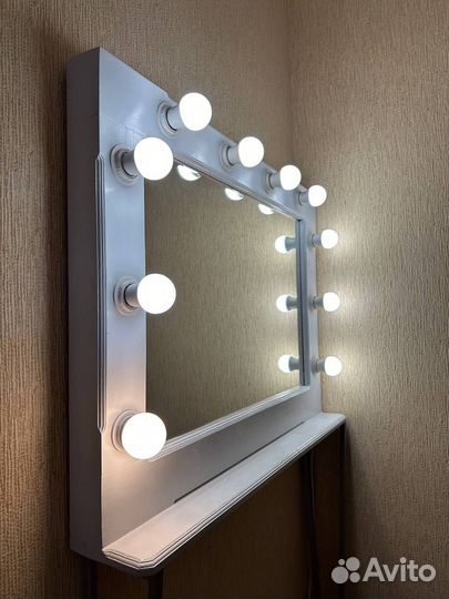 Гримерное зеркало с лампочками