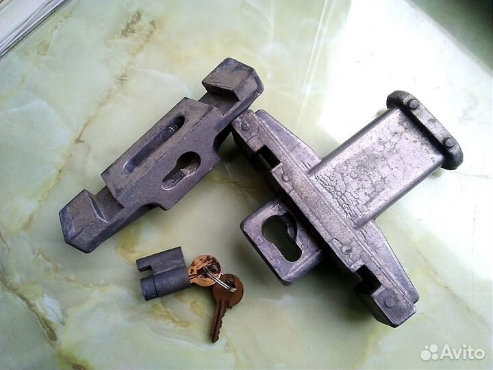 Противоугонный замок на педали сцепления и тормоза