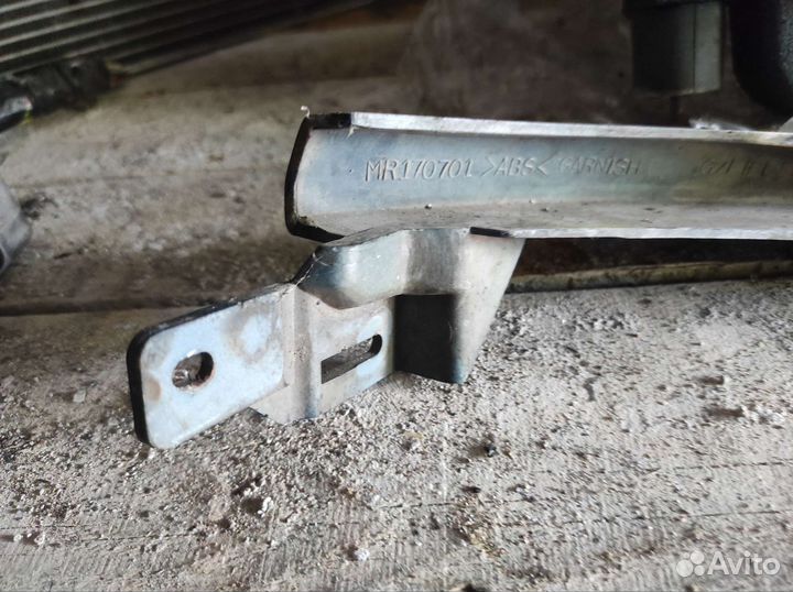 Левая ресничка под фару mitsubishi space wagon