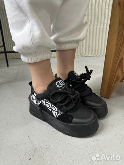 Кроссовки женские