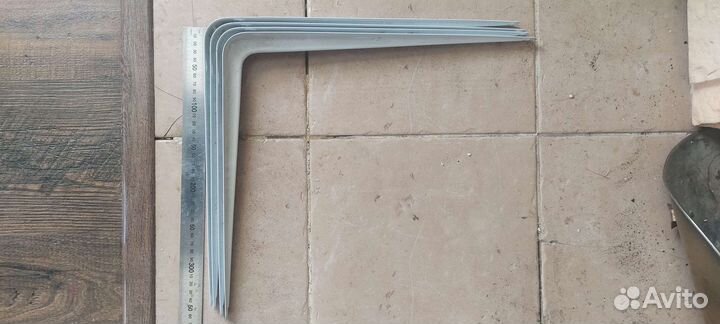 Уголок металлический для мебели или полок