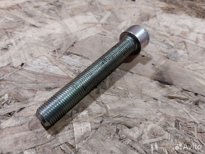 Болт крепления вискомуфты Volkswagen Passat B5