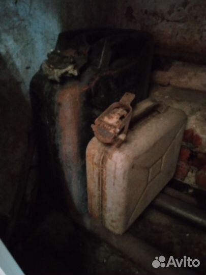 Железная канистра