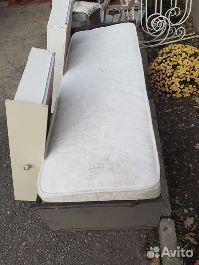 Кровать б/у подростковая с матрасом