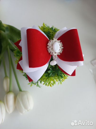 Красный бант. Большой красный бант