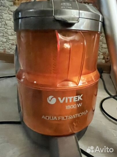 Пылесос Vitek с аквафильтром 1800w