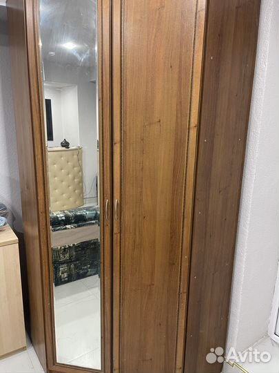 Угловой шкаф с зеркалом