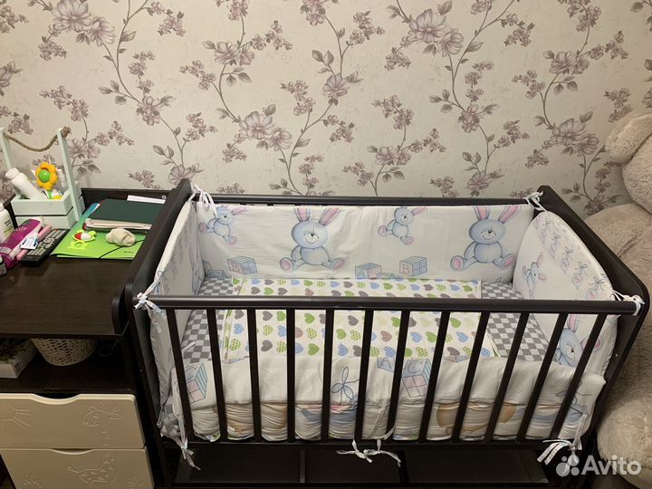 Детская кроватка с поперечным маятником