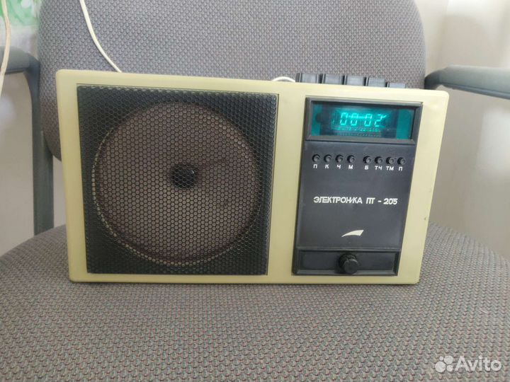 Радиоприемник 3-х програмный с часами и буильником