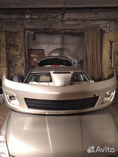 Передний бампер на Nissan Tiida