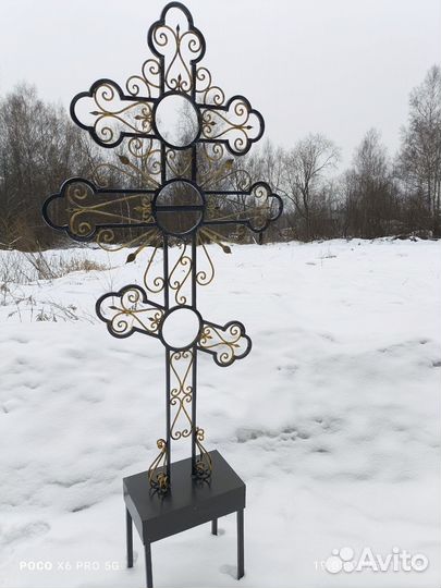 Крест на кладбище