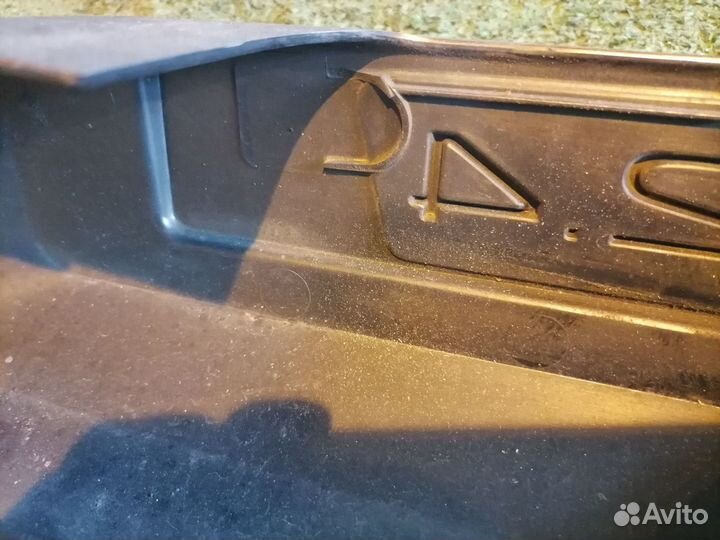 Декоративная крышка двс 06E103925 Audi A6 C6 4F5 д