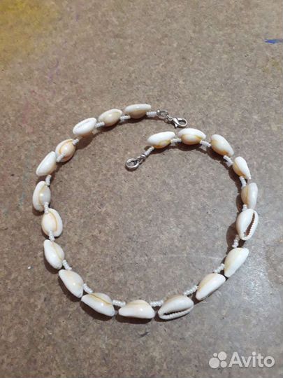 Чокер из ракушек с бисером