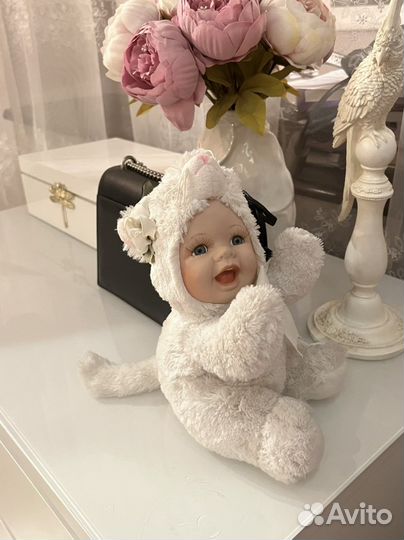 Статуэтка кукла «красный куб»