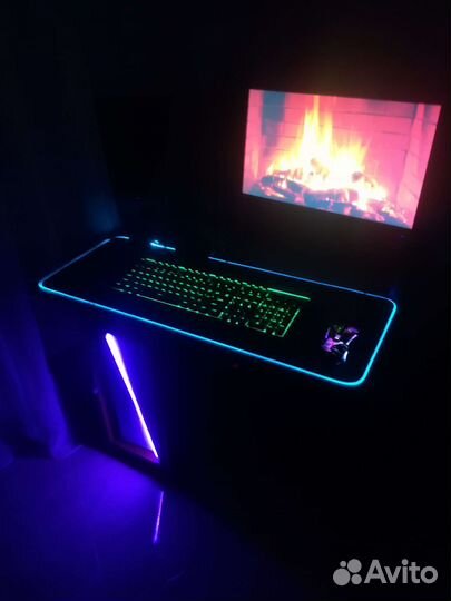 Игровой компьютер с двумя монитороми и клавиатурой