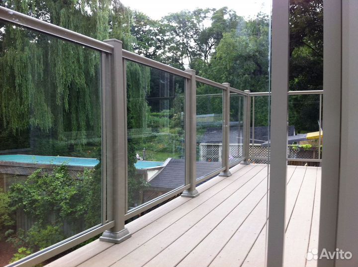 Стеклянное ограждение с установокой