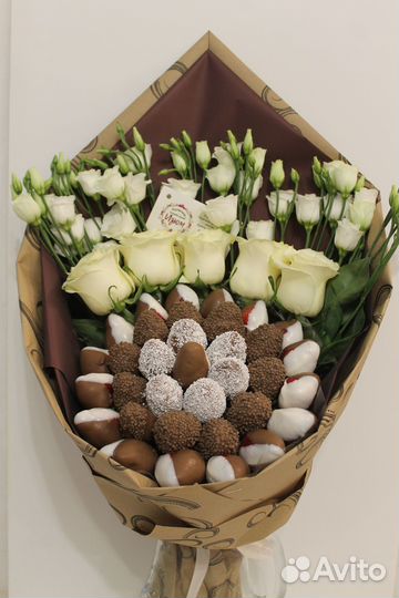 Клубника в шоколаде с цветами