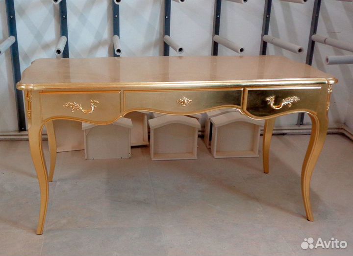 Предлагаем красивый дамский письменный стол из дер